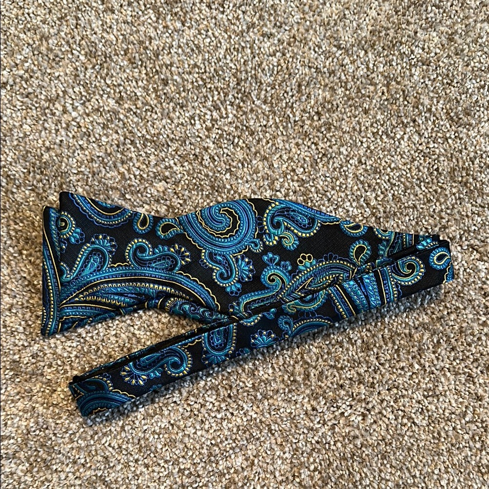 Paisley Self-tie Bow Tie in Blue and Black Hisdern with matching pocket square
